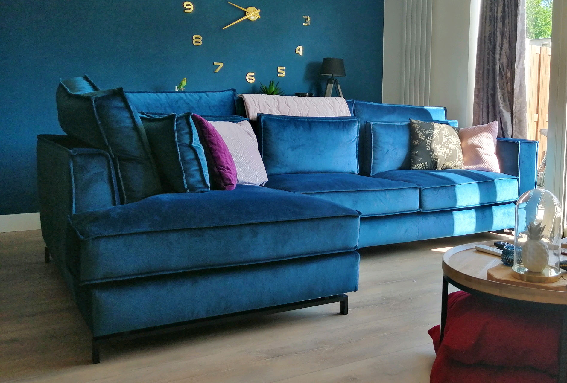 Mooie blauwe loungebank in een velvet stof die heerlijk comfortabel zit