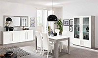 woonkamerset in wit en grijs hoogglans bestaat uit salontafel, tv kast, dressoir en een eettafel
