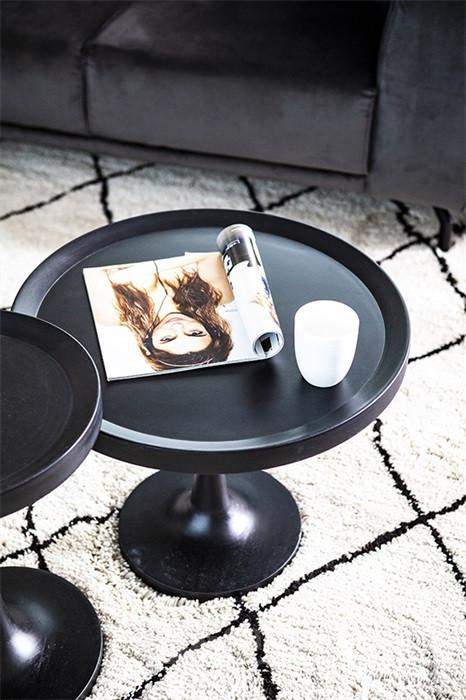 vloerkleed met een bijzettafel