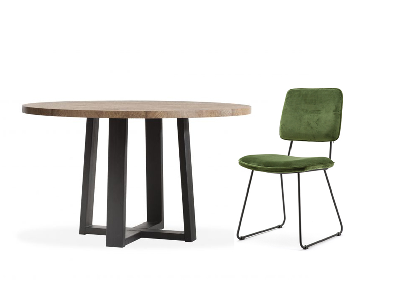 Mooie eettafel met een houten tafelblad en zwarte poten staat naast een groene moderne eetkamer stoel