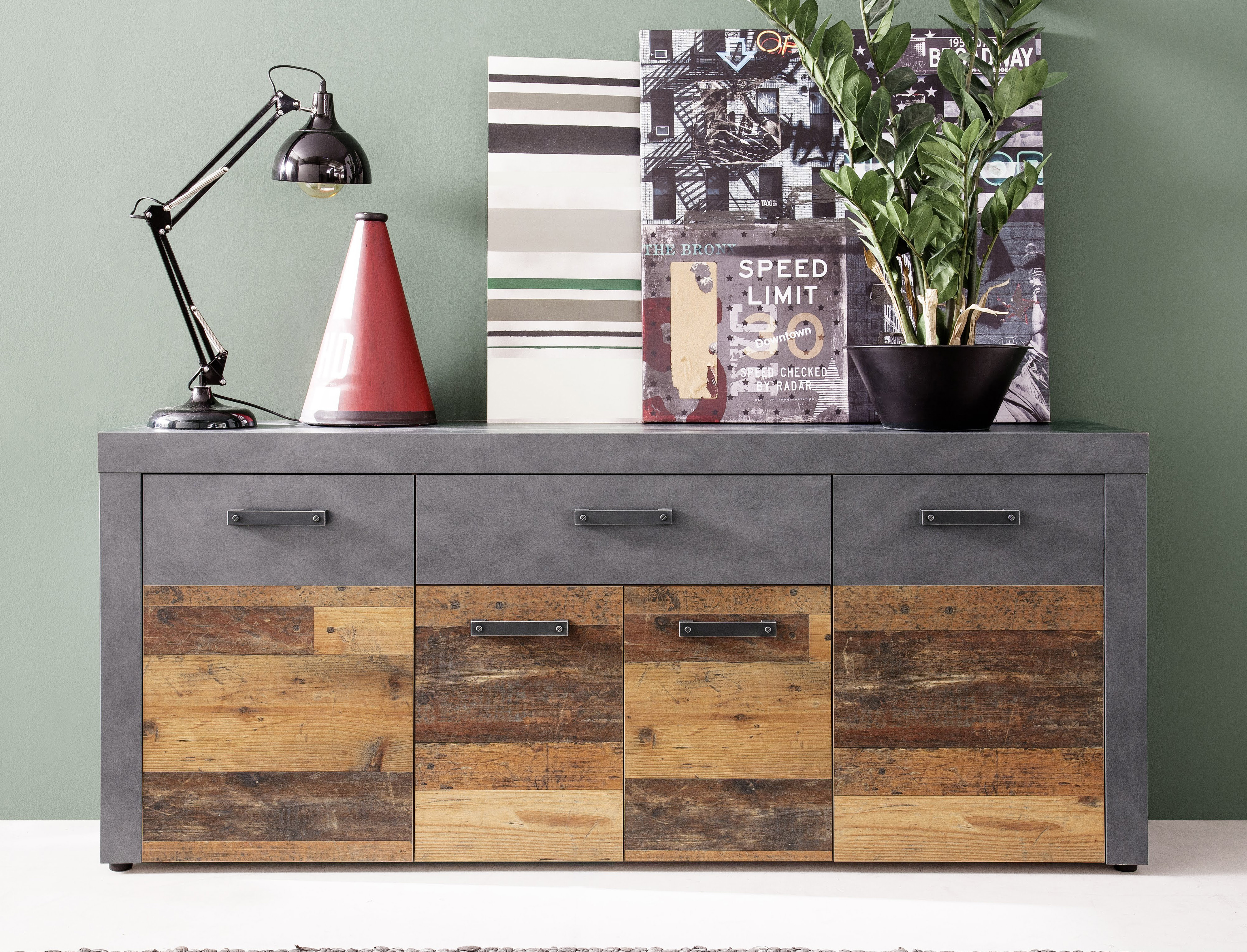 industrieel dressoir van hout en ijzer