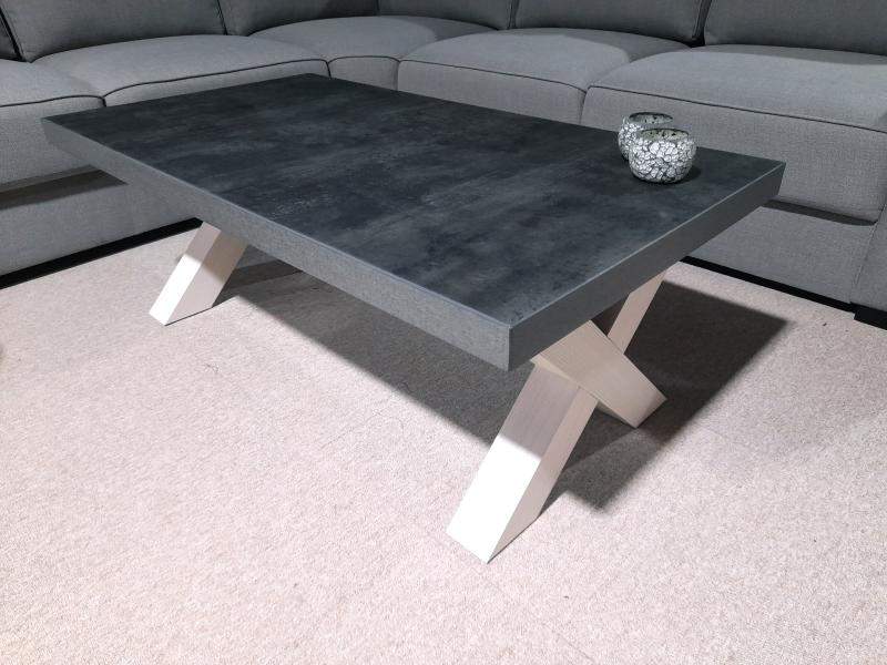 salontafel met witte x poten en tafelblad van leisteen kleur