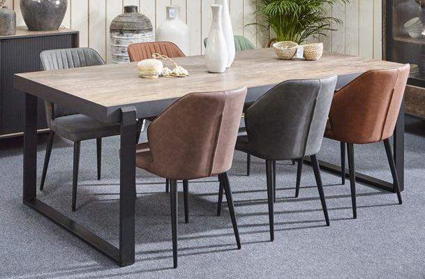 lange houten eettafel