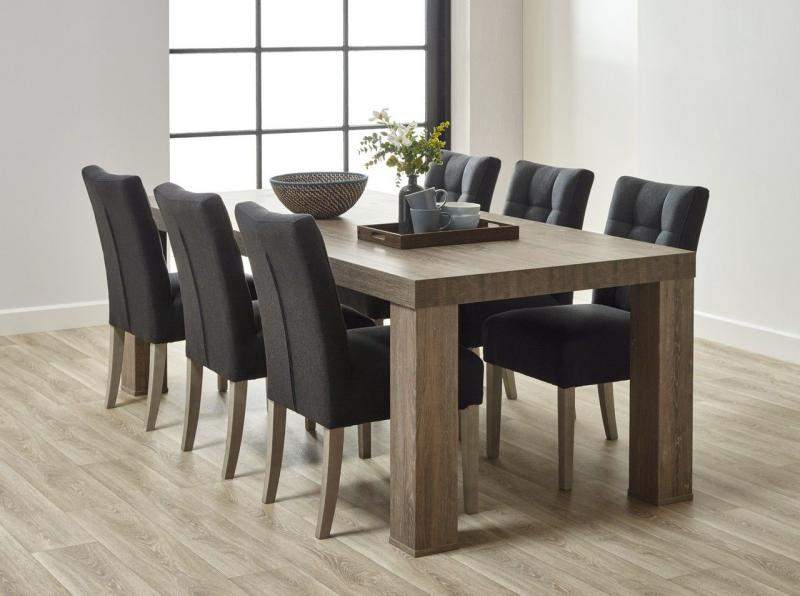eettafel van hout met 6 grijze stoelen