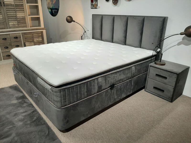 prachtige ruime boxspring in velvet grijs voordelige bij a-meubel