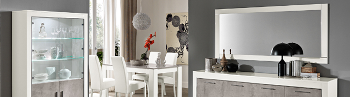 Prachtige witte meubels voor in de woonkamer vitrinekast, eettafel, dressoir en spiegel
