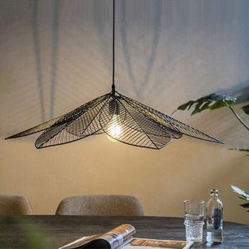 zwarte lamp in een blad vorm