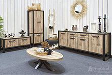 De woonkamerset Uithuizen heeft een naturel houten look en past perfect bij een landelijk wooninterieur. De 4-delige set bestaat uit een dressoir klein, eettafel, salontafel en tv-kast klein. 
