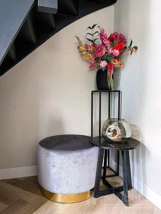 Lexmond poef met spiegelrand in grijze velvet stof