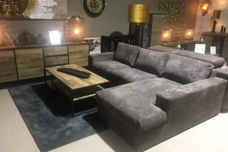 Loungebank Leiden met longchair in een moderne woonkamer met houten salontafel en lichte muren.