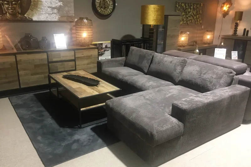 Loungebank Leiden met longchair in een moderne woonkamer met houten salontafel en lichte muren. – foto 2 – A-meubel
