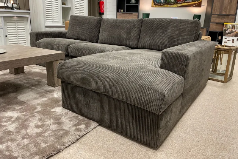 Loungebank Leiden met longchair in een moderne woonkamer met houten salontafel en lichte muren. – foto 3 – A-meubel