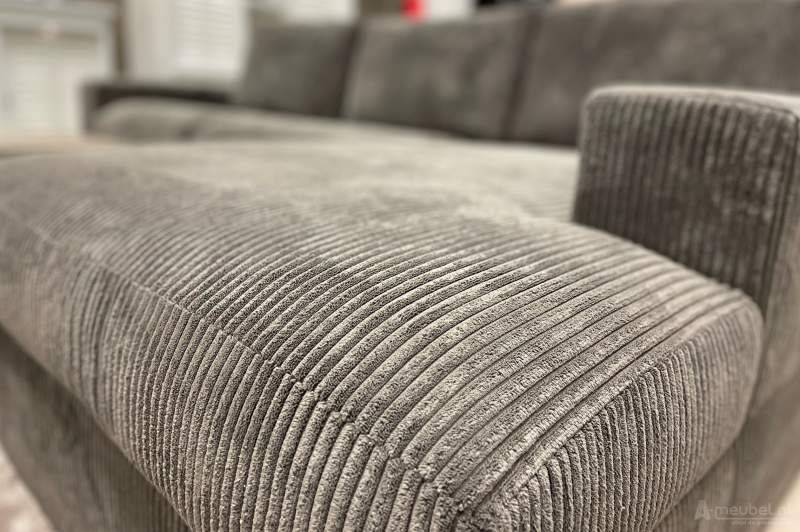 Loungebank Leiden met longchair in een moderne woonkamer met houten salontafel en lichte muren.