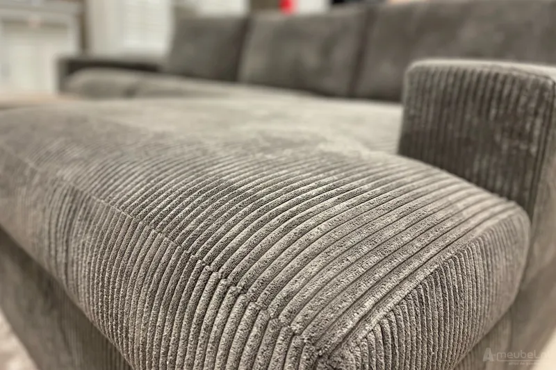 Loungebank Leiden met longchair in een moderne woonkamer met houten salontafel en lichte muren. – foto 4 – A-meubel