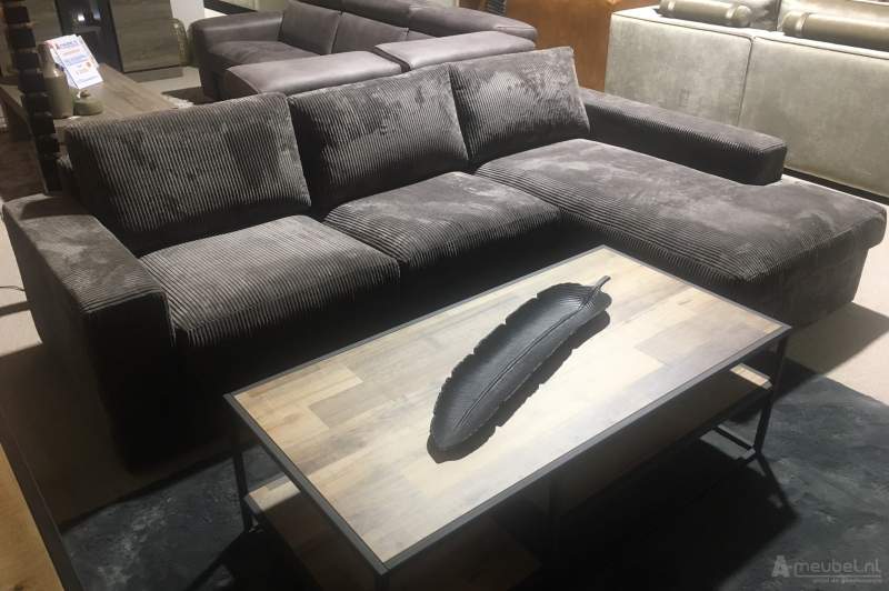 Loungebank Leiden met longchair in een moderne woonkamer met houten salontafel en lichte muren.