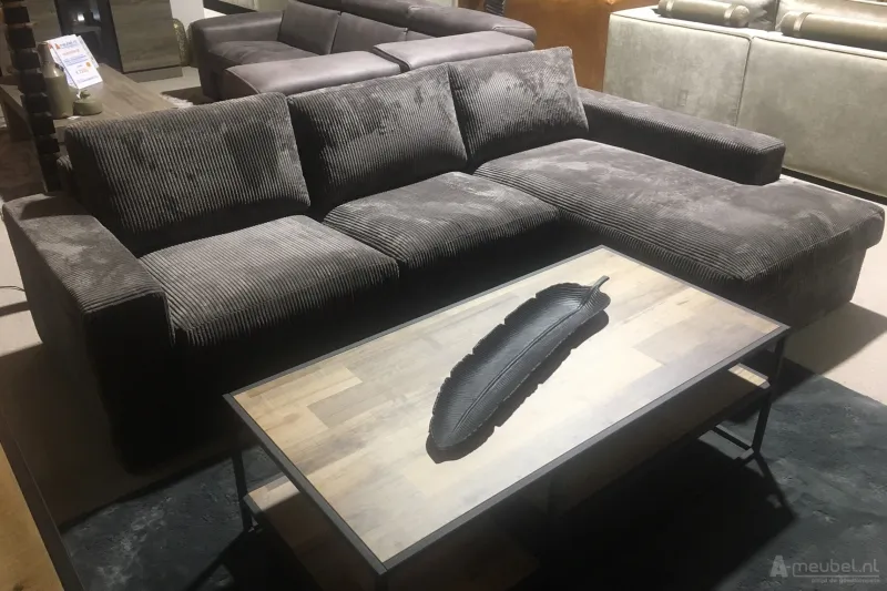 Loungebank Leiden met longchair in een moderne woonkamer met houten salontafel en lichte muren. – foto 5 – A-meubel
