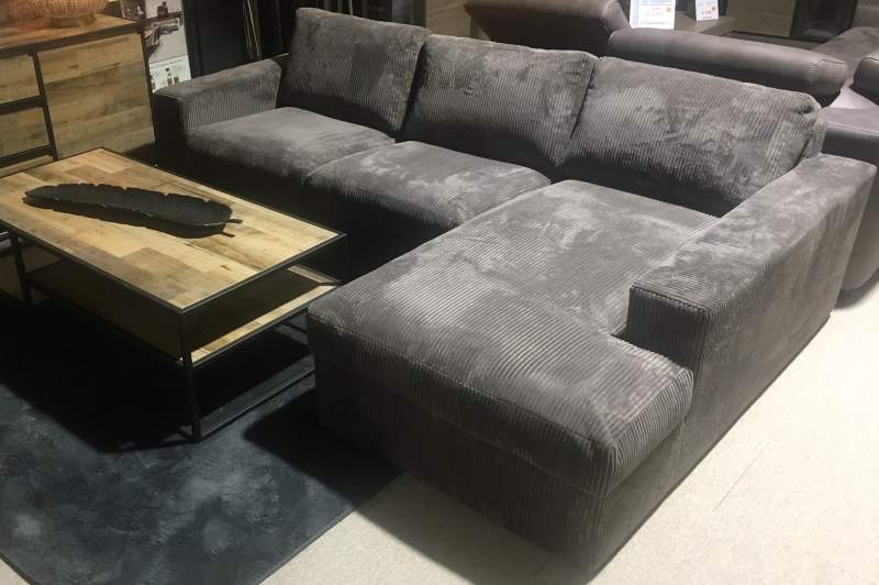 Loungebank Leiden met longchair in een moderne woonkamer met houten salontafel en lichte muren.