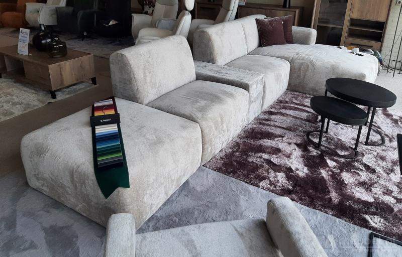 Veenendaal Longchair + 1 zit + Gestoffeerde Tafel + 1 zit + Pouffe