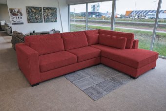 Arnhem 2 zits + Ottomaan mini in rood – kleurimpressie